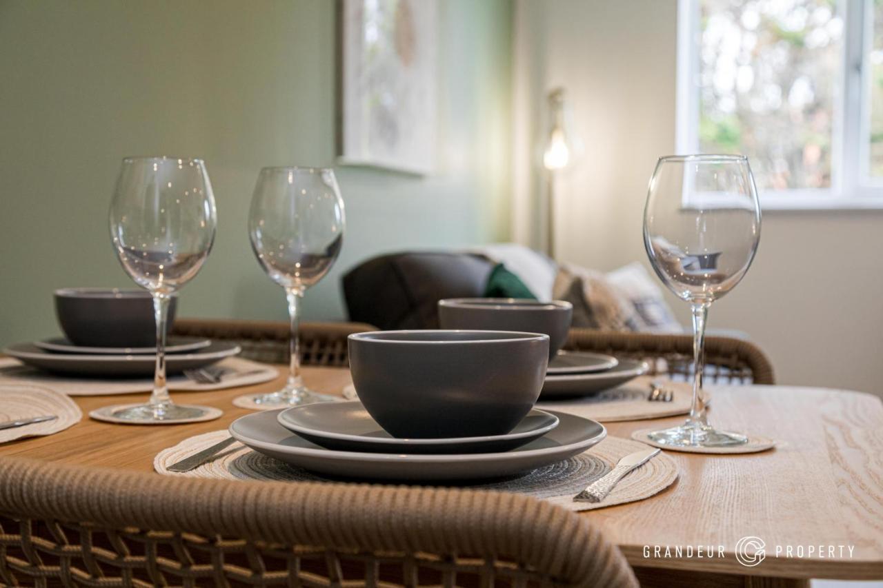 Bournecoast - Stylish Flat With Balcony - Sea Glimpses - 10 Min Walk To Beach - Parking - Wifi - Fm8406 Bournemouth Exteriör bild