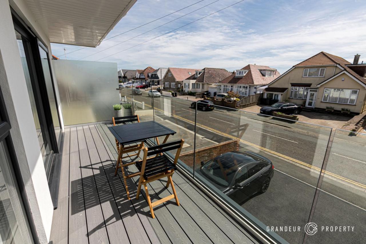 Bournecoast - Stylish Flat With Balcony - Sea Glimpses - 10 Min Walk To Beach - Parking - Wifi - Fm8406 Bournemouth Exteriör bild