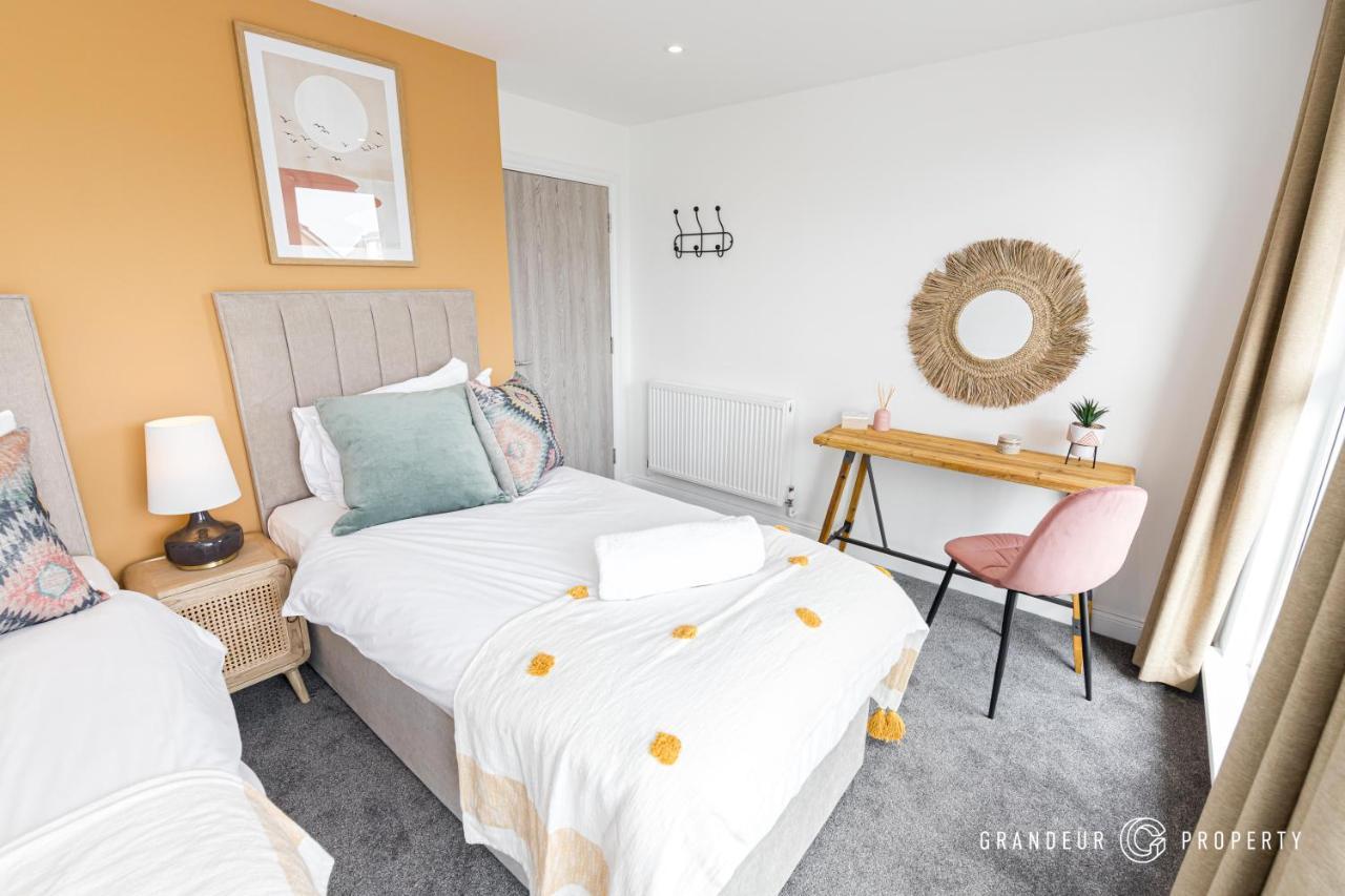 Bournecoast - Stylish Flat With Balcony - Sea Glimpses - 10 Min Walk To Beach - Parking - Wifi - Fm8406 Bournemouth Exteriör bild