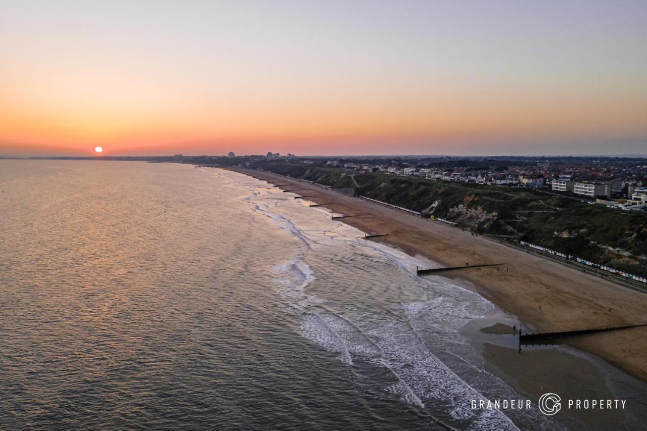 Bournecoast - Stylish Flat With Balcony - Sea Glimpses - 10 Min Walk To Beach - Parking - Wifi - Fm8406 Bournemouth Exteriör bild